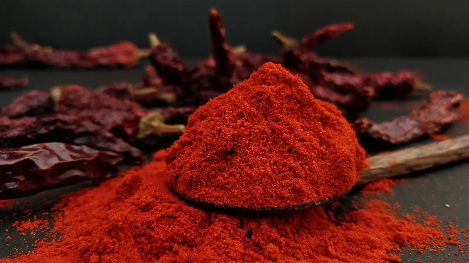 Green Chilli Powder vs Red Chilli Powder: Heat, Flavour and Uses